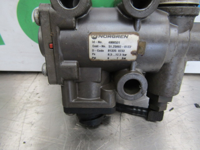 Engine and parts for Truck MAN TGS/TGX D2066 NORGREN EGR VALVE P/NO 51.25002-0123: picture 2