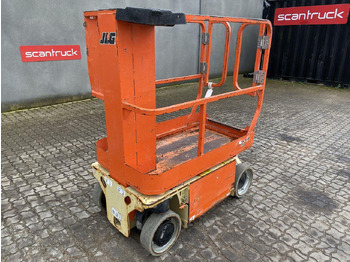 Vertical mast lift JLG