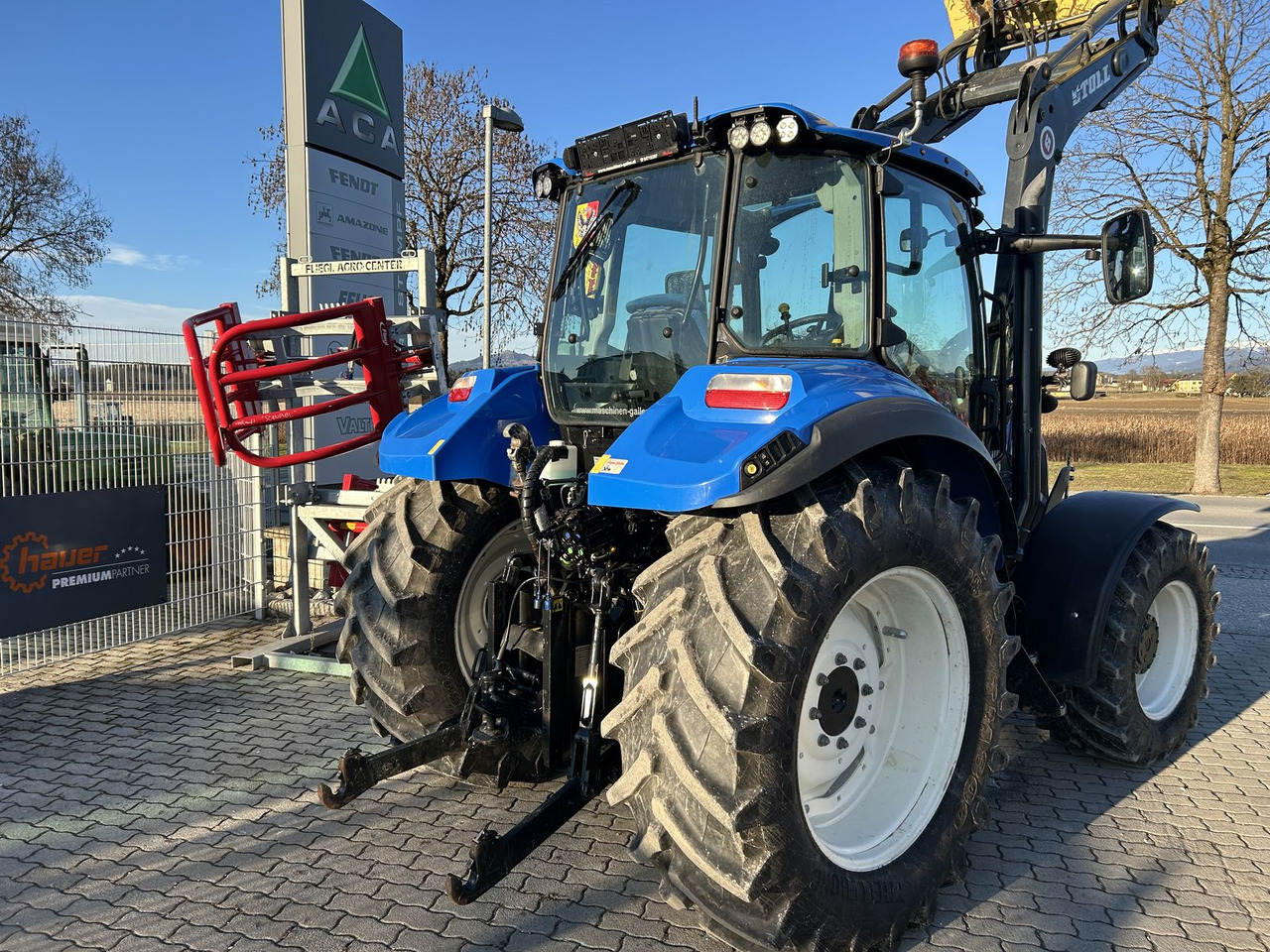 Farm tractor New Holland T 5.105: picture 9