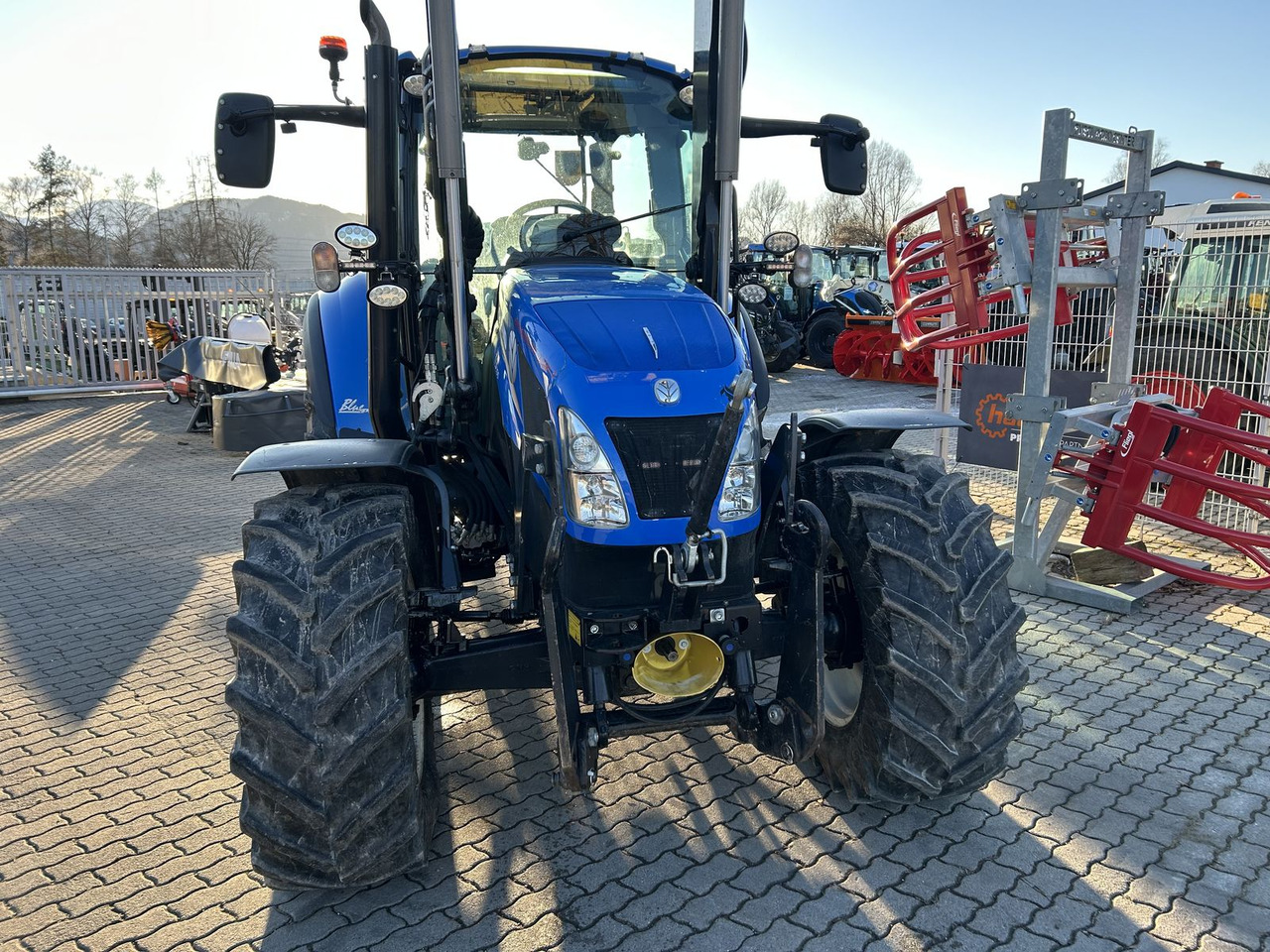 Farm tractor New Holland T 5.105: picture 11