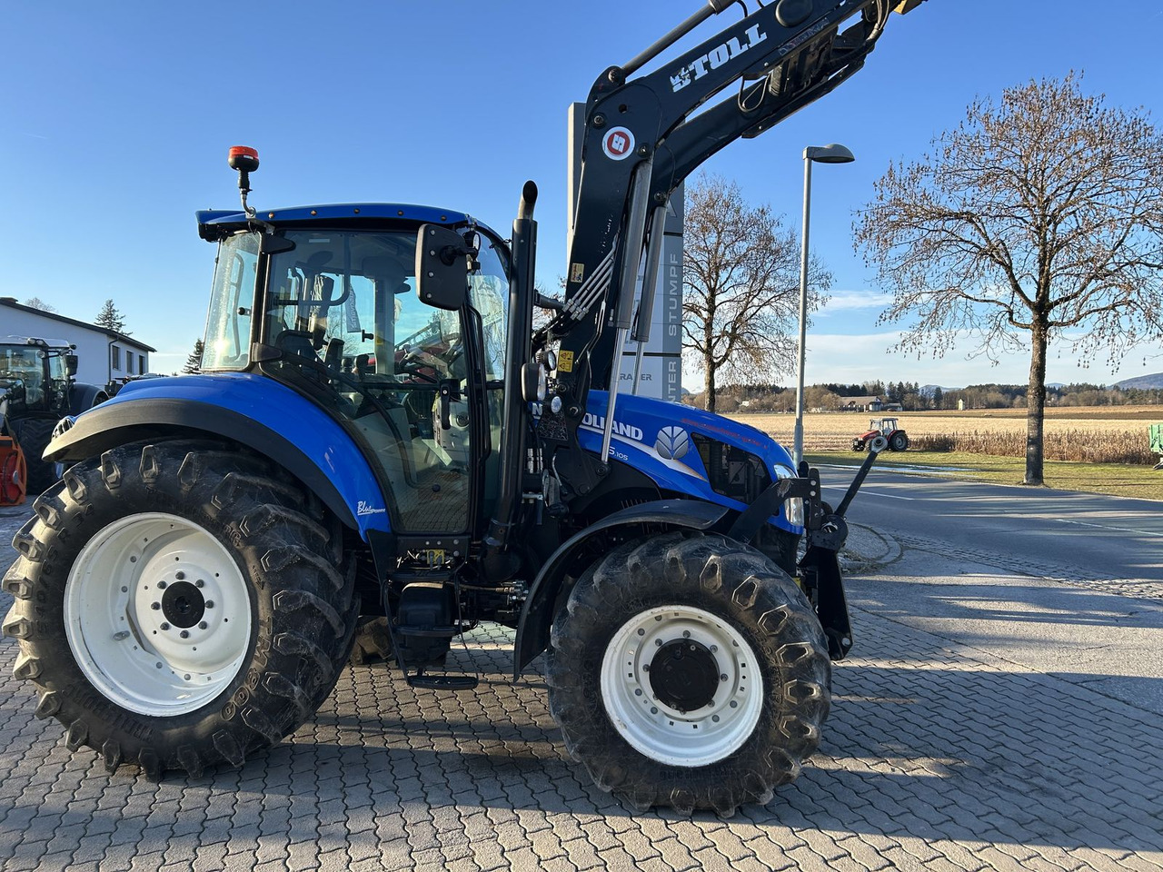 Farm tractor New Holland T 5.105: picture 10