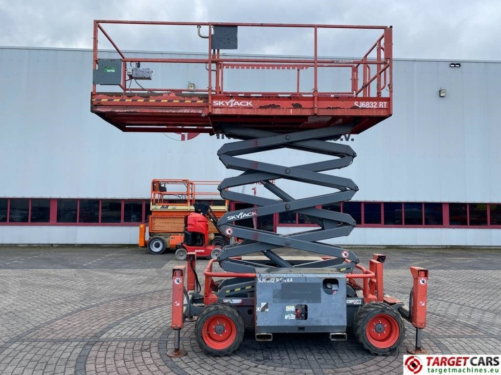 Scissor lift SkyJack SJ6832 RT Diesel 4x4 Scissor 6832 Work Lift 1180cm: picture 6