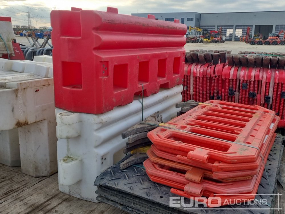 Construction equipment Bundle of Plastic Pedestrian Safety Barrier (5 of), Bundle of Metal Pedestrian Barrier (3 of), Bundle of Water Filled Barrier (3 of), Bundle of Plastic Mats: picture 13