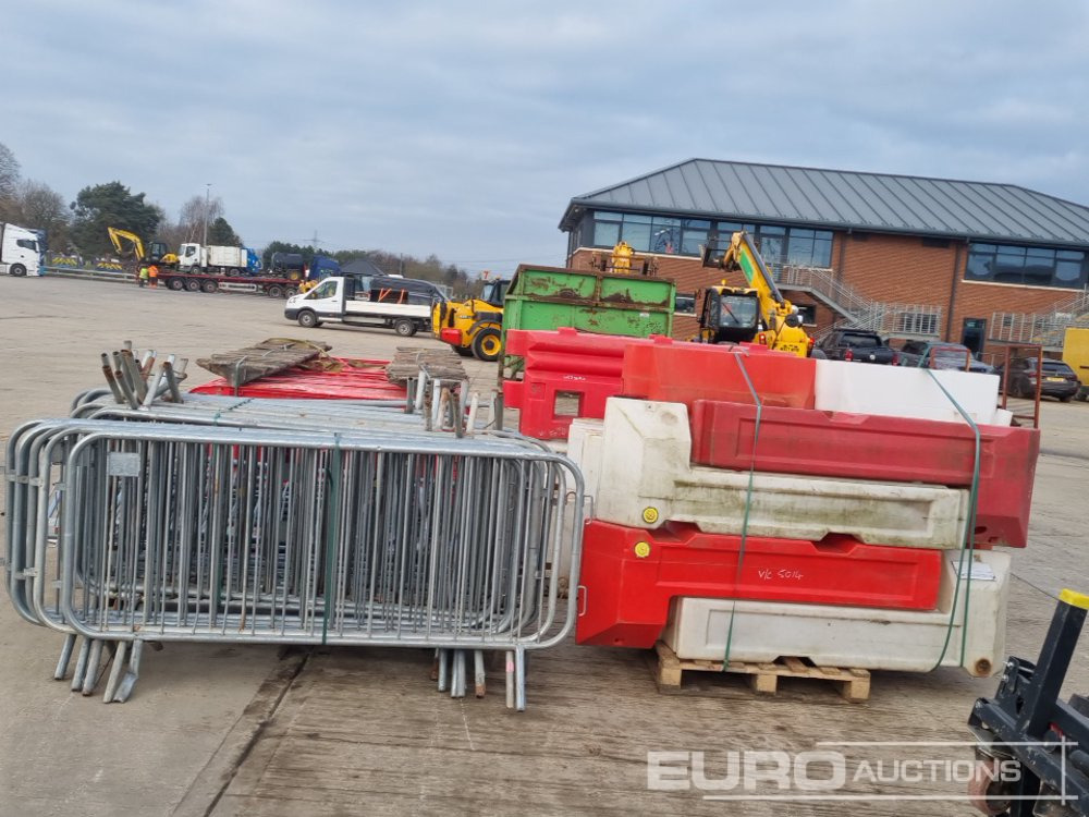 Construction equipment Bundle of Plastic Pedestrian Safety Barrier (5 of), Bundle of Metal Pedestrian Barrier (3 of), Bundle of Water Filled Barrier (3 of), Bundle of Plastic Mats: picture 8