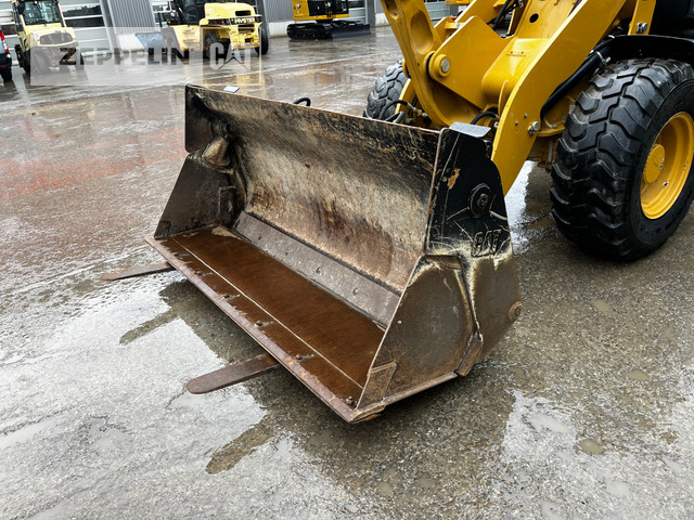 Wheel loader Cat 908M: picture 9